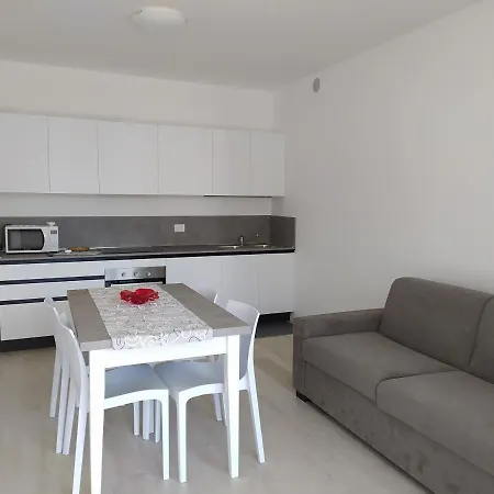 Apartament F2 - Coral Red