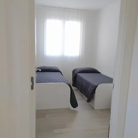 Apartament F2 - Coral Red